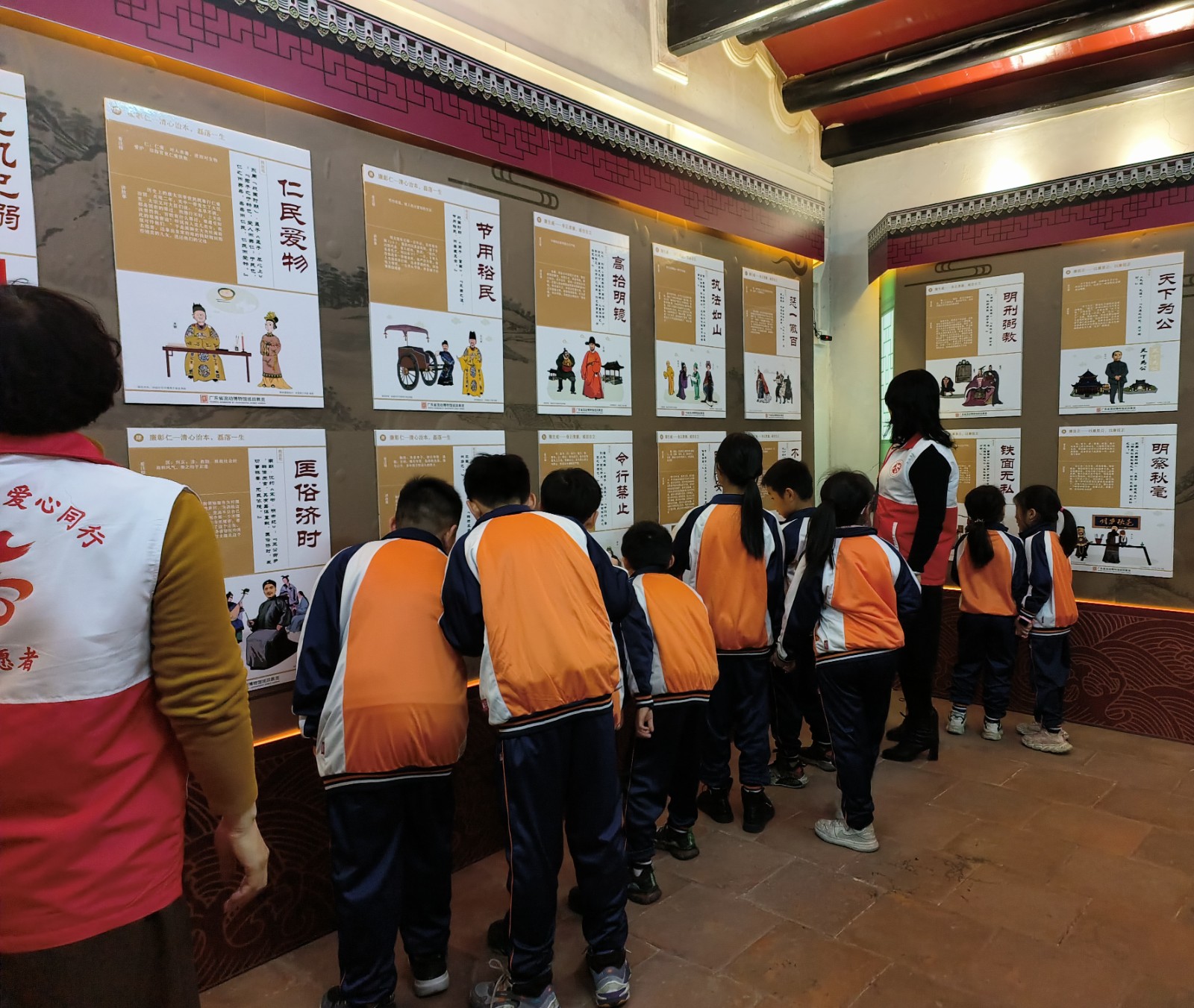 学生参观学廉洁成语 讲传统故事主题展览 .jpg